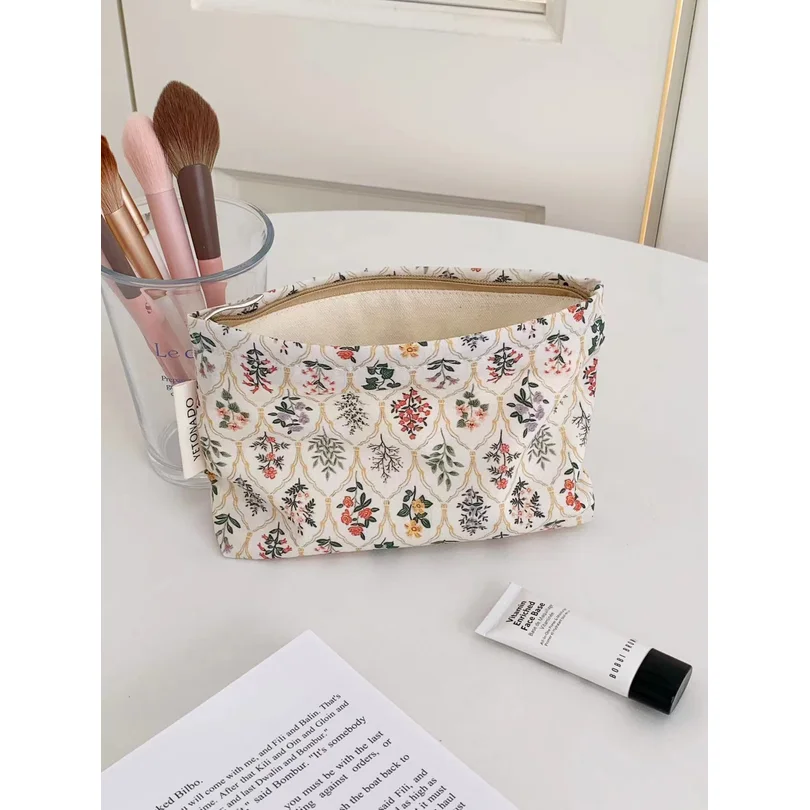 New Fresh Floral Print Cosmetic Bag Large Capacity Portable Outdoor Skincare Storage Handheld Organizer Pouch - Image 5
